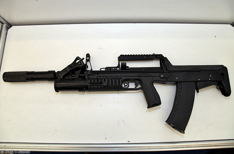 Một trong những yếu tố giúp ADS có thể hoạt động ở cả hai môi trường là việc nó sử dụng hai loại đạn khác nhau với mẫu đạn 5,45×39mm M74 dành cho trên cạn và 5,45×39mm PSP khi ở dưới nước. Và khi thay đổi môi trường hoạt động người nhái Nga chỉ cần thay đổi hộp tiếp đạn để tiếp tục sử dụng mẫu súng này đơn giản hơn rất nhiều so với APS. Nguồn ảnh: topwar.ru.