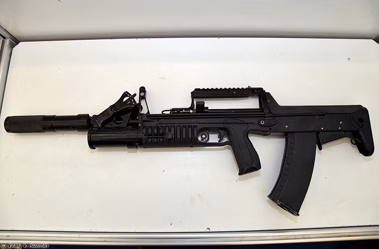 Một trong những yếu tố giúp ADS có thể hoạt động ở cả hai môi trường là việc nó sử dụng hai loại đạn khác nhau với mẫu đạn 5,45×39mm M74 dành cho trên cạn và 5,45×39mm PSP khi ở dưới nước. Và khi thay đổi môi trường hoạt động người nhái Nga chỉ cần thay đổi hộp tiếp đạn để tiếp tục sử dụng mẫu súng này đơn giản hơn rất nhiều so với APS. Nguồn ảnh: topwar.ru.