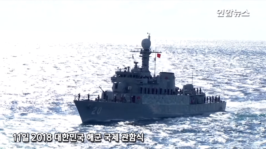 Lễ duyệt binh tàu Hải quân quốc tế vừa qua là một phần trong hoạt động kỷ niệm 70 năm thành lập Quân đội Hàn Quốc được tổ chức trọng thể tại vùng biển Căn cứ Hải quân Jeju, Hàn Quốc với sự tham gia của 37 tàu chiến, 8 máy bay đến từ 17 quốc gia. Việt Nam cử Tàu hộ vệ tên lửa 015-Trần Hưng Đạo và Tàu 20 tham gia sự kiện này. Nguồn ảnh: Yonhap news.