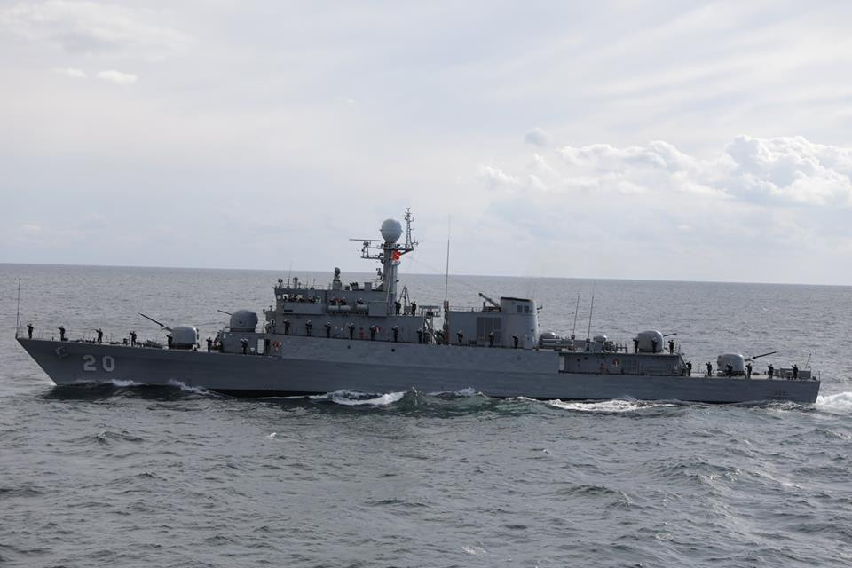 Và trong vài bức ảnh hiếm hoi mà Kiến Thức có được về Tàu – 20 cho tới thời điểm hiện tại có thể thấy, còn tàu này được giữa nguyên hệ thống vũ khí như khi đang phục vụ trong biên chế Hải quân Hàn Quốc. Trong khi đó đối với Tàu – 18 nó bị tháo khá nhiều như tháp pháo Nobong 40mm phía trước mũi tàu, pháo OTO Melara 76mm ở phía sau và cả hệ thống ống phóng ngư lôi hạng nhẹ Mk 32 cỡ 324 mm. Nguồn ảnh: Military Armed Forces.