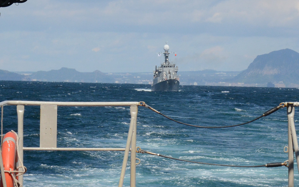 Theo đó tàu hộ vệ chống ngầm Pohang Flight III tiếp theo của Việt Nam đang tạm được định danh là Tàu – 20 và trước đây có tên là Yeosu mang số hiệu PCC-765 phục vụ trong biên chế Hải quân Hàn Quốc từ năm 1986 và bị loại biên vào ngày 27/12/2017, sau đó mới được chuyển giao cho Việt Nam. Trước tàu Yeosu, Việt Nam từng tiếp nhận một tàu Pohang Flight III khác từ Hàn Quốc là Gimcheon PCC-761, hiện đang mang số hiệu là Tàu – 18. Nguồn ảnh: Báo Hải quân Việt Nam