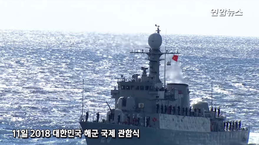 Việc Tàu – 20 xuất hiện tại IFR-2018 được xem là sự kiện khá bất ngờ dù trước đó Đại sứ quán Hàn Quốc tại Việt Nam - Kim Do Hyon từng cho biết tàu hộ vệ lớp Pohang mang tên Yeosu (này là Tàu -20) sẽ sớm rời Hàn Quốc và đến Đà Nẵng để kịp chuyển giao cho Hải quân Việt Nam trong cuối tháng 10 này. Điều này cũng cho thấy Tàu – 20 sẽ lên đường trở về Việt Nam sau khi IFR-2018 kết thúc với thủy thủ đoàn của Việt Nam. Nguồn ảnh: Yonhap news.