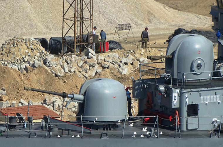 Trong ảnh là hai tháp pháo OTO Melara cỡ nòng 76mm, Nobong 40mm được đặt phía trước ngay dưới cấu trúc thượng tầng trên các tàu lớp Pohang Flight III. Nguồn ảnh: Panzerk.