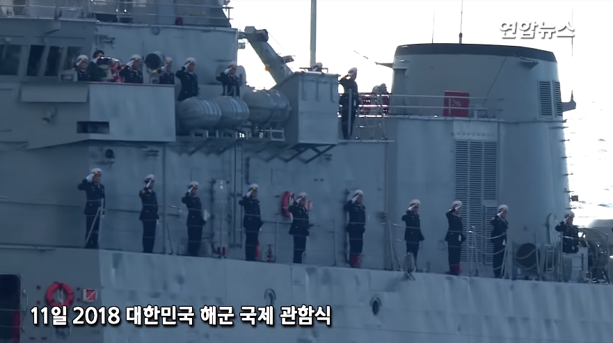 Điều này khá phù hợp với hình ảnh các chiến sĩ, sĩ quan hải quân của ta xuất hiện trên Tàu – 20 trong lễ duyệt binh IFR-2018, ngoài ra trên Tàu – 20 cũng treo quốc kỳ và cờ hiệu của Hải quân Việt Nam. Từ đó suy ra Hải quân Việt Nam đã chính thức tiếp nhận Tàu – 20 từ Hàn Quốc. Nguồn ảnh: Yonhap news.