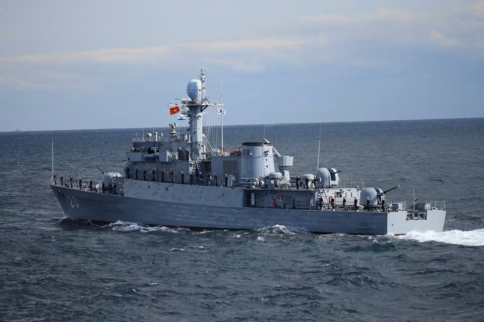 Trong khi đó trên Tàu – 20 hệ thống vũ khí của nó lại được giữa nguyên hoàn toàn gồm hai tháp pháo OTO Melara cỡ nòng 76mm, 2 pháo Nobong nòng đôi cỡ 40mm cùng với đó là 2 cụm 3 ống phóng ngư lôi hạng nhẹ Mk 32 cỡ 324 mm, cùng một số vũ khí hỗ trợ khác chưa thể thống kê. Như vậy với cấu hình trên Tàu – 20 sẽ trở thành tàu hộ vệ chống ngầm mạnh nhất của Việt Nam hiện nay, đồng thời cũng là tàu được trang bị nhiều tháp pháo nhất. Trong ảnh là Tàu – 20 của Hải quân Việt Nam với cấu hình vũ khí đầy đủ. Nguồn ảnh: Military Armed Forces.