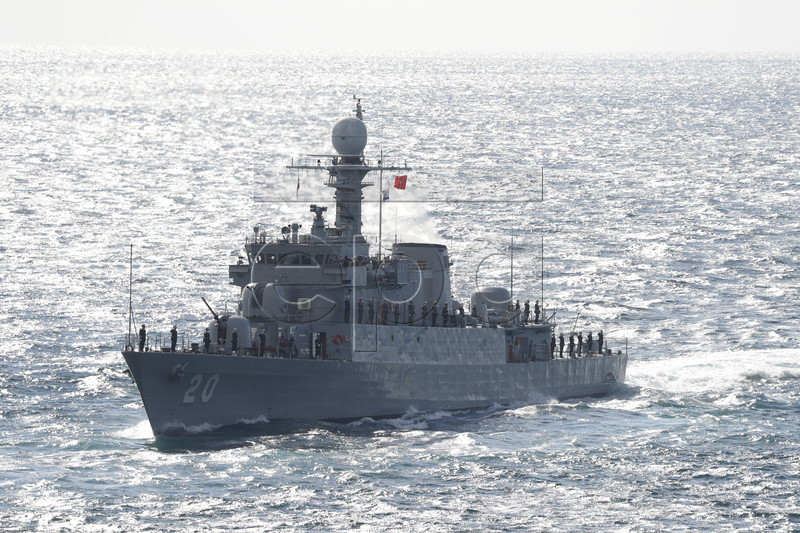 Như những bài viết trước về lễ duyệt binh tàu Hải quân quốc tế IFR-2018 (International Fleet Review) mà Kiến Thức đã đưa tin, Hải quân Việt Nam đã chính thức tiếp nhận tàu hộ vệ chống ngầm lớp Pohang Flight III tiếp theo từ Hàn Quốc tại lễ duyệt binh này. Tuy nhiên, thông tin về hệ thống vũ khí mà con tàu này được trang bị phải đến hôm nay vừa qua mới được làm rõ thông qua các bức ảnh rõ nét nhất của Tàu - 20 tại IFR-2018. Nguồn ảnh: Jeon Heon-Kyun.