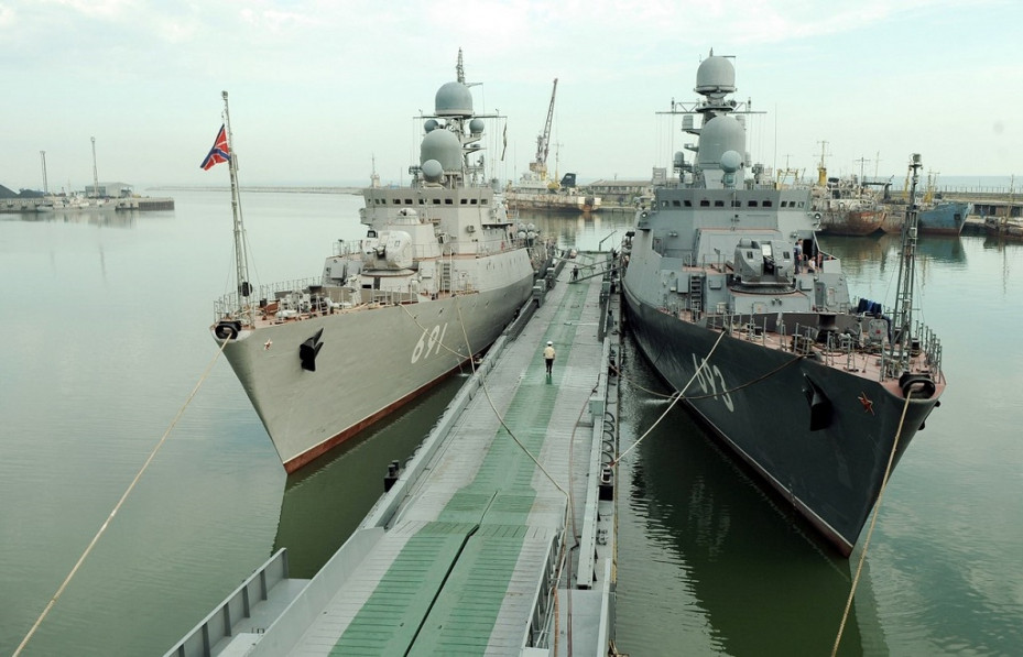 Tàu Dagestan có nhiều điểm tương đồng với tàu Tatarstan nhưng so với thiết kế tàu Gepard dành cho Việt Nam lại có sự khác biệt rõ rệt. Trong ảnh ta có thể thấy hai tàu Gepard, Tatarstan (bên trái) và Dagestan (bên phải) của Hải quân Nga khi đậu cạnh nhau, cả hai tàu này đều thuộc biên chế Hạm đội Caspian.