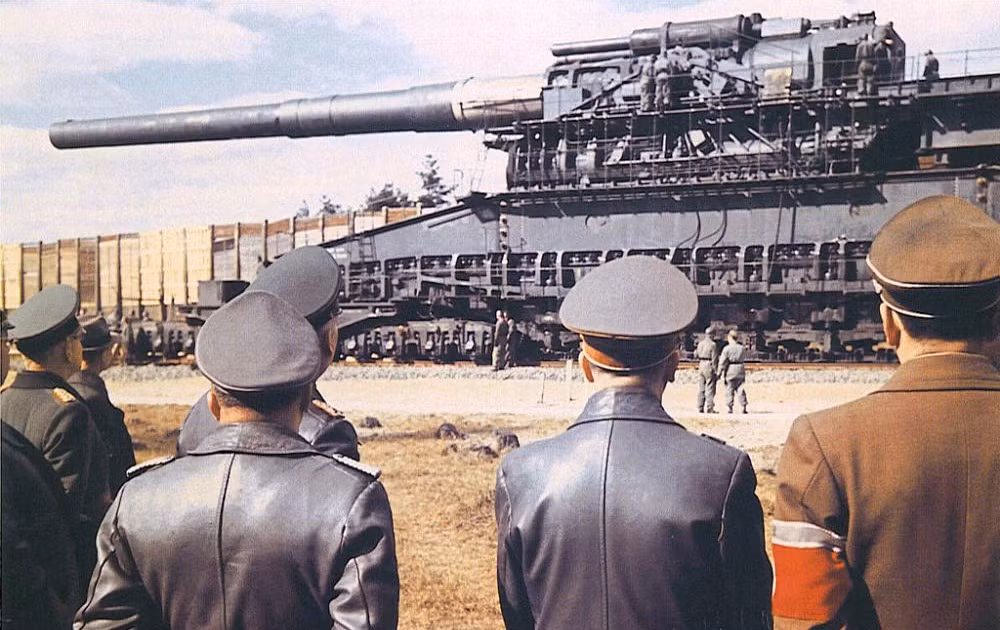 Schwerer Gustav và Dora là tên hai loại pháo lớn từng được sử dụng trong Thế chiến thứ 2.