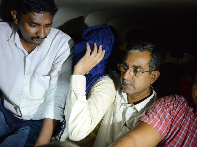 Nhân viên Agrawal đã làm việc tại Liên doanh Nga-Ấn Độ BrahMos Aerospace trong thời gian hơn bốn năm bị buộc tội chuyển thông tin mật cho Cơ quan tình báo liên bang Pakistan, cũng như cho các cơ quan chức năng của một số quốc gia khác. Hình ảnh lực lượng an ninh Ấn Độ bắt giữa Agrawal tại Nagpur trong ngày 8/10.