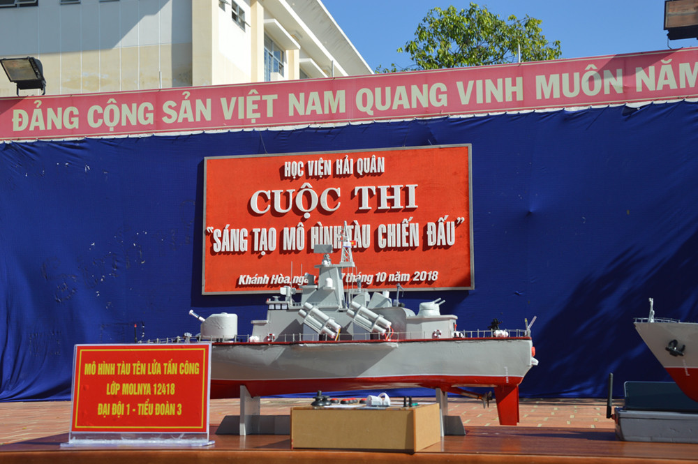 Sản phẩm dự thi được học viên thiết kế dưới sự trợ giúp, hướng dẫn của khoa chuyên ngành. Tất cả các thiết bị đều mới 100% từ thân vỏ, mặt boong đến gia công cơ khí các bộ phận chân vịt, bánh lái, thiết kế mạch in, hệ thống điều khiển vũ khí.