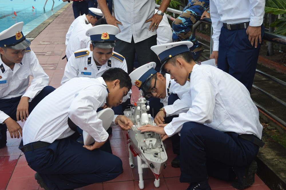Trước khi xuống nước để thi vòng 2, các đội phải chuẩn bị kỹ lưỡng nếu không muốn gặp trục trặc vì đây mới là phần thi khó nhất.