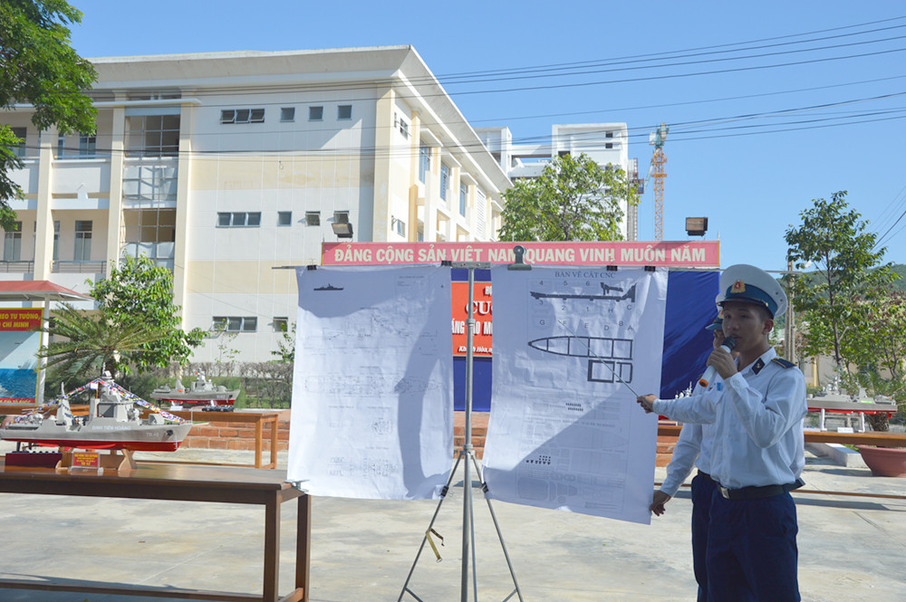 Một học viên đang thuyết trình phương pháp chế tạo mô hình và tính năng kỹ chiến thuật tàu.