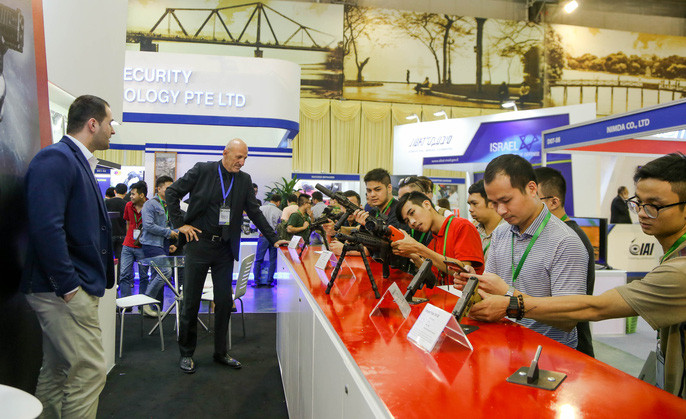 Tham gia triển lãm HSE 2018 diễn ra trong 2 ngày 3 và 4-10 này gồm nhiều đơn vị đến từ các quốc gia hàng đầu thế giới trong lĩnh vực an ninh, quốc phòng như: Ấn Độ, Nga, Mỹ, Pháp, Ukraine, Hàn Quốc, Israel, Nam Phi… và nước chủ nhà Việt Nam; cùng những thương hiệu nổi tiếng trên thế giới, tiêu biểu như MBDA, Nexter (Pháp), Brahmos (Ấn Độ), Sibat, Israel Weapon Industry (Israel), Tara Aerospace (Nga)...