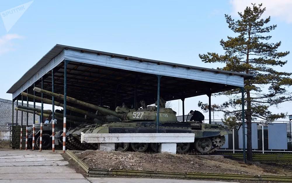 Tuy nhiên kể cả khi sử dụng các công nghệ niêm cất tốt nhất những chiếc xe tăng này vẫn xuống cấp và vẫn cần được đại tu lại theo đúng niên hạn quy định. Hầu hết quy trình này đều tập trung vào hệ thống động cơ và thiết bị bên trong xe hơn là bên ngoài. Nguồn ảnh:Sputnik.