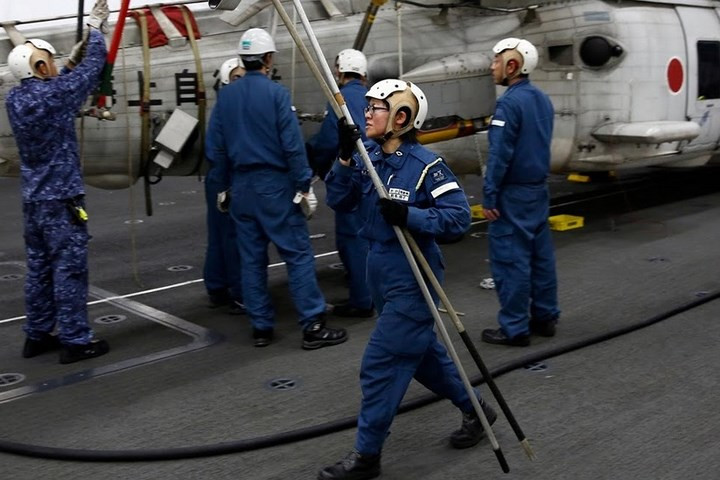 Hiện do tỷ lệ sinh ở Nhật Bản ngày càng giảm nên người ta đang cố gắng đưa thêm phụ nữ vào lực lượng hải quân để trám vào những chỗ trống.