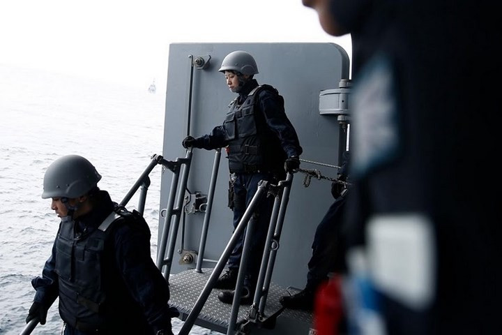 Một nữ thành viên của đội thanh tra tàu Kga tham gia vào cuộc diễn tập quân sự của tàu này.