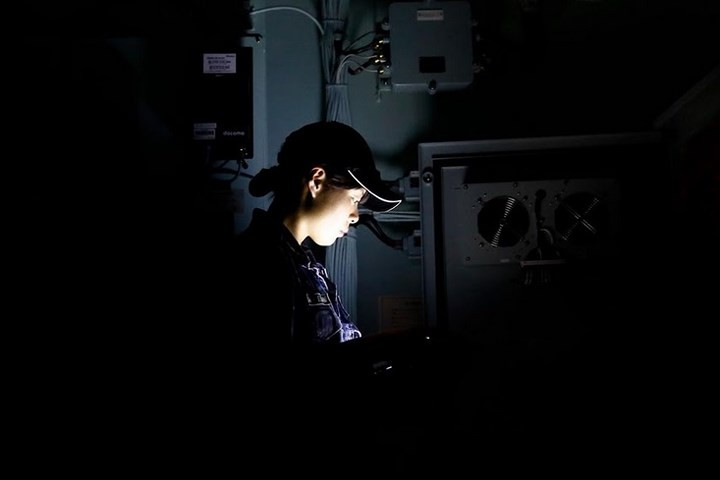 Còn người phụ nữ này là chuyên viên công nghệ thông tin. Chị đang kiểm tra hệ thống dây cáp liên lạc của tàu.