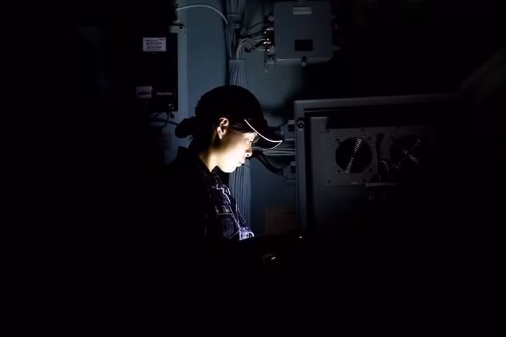 Còn người phụ nữ này là chuyên viên công nghệ thông tin. Chị đang kiểm tra hệ thống dây cáp liên lạc của tàu.