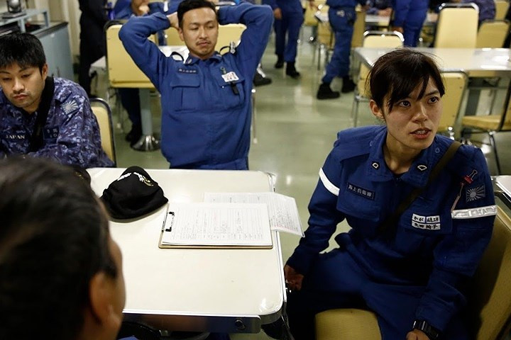 Nữ quân nhân Yoneda (bìa phải) đang dự một buổi thông báo về diễn tập phòng cháy chữa cháy trên tàu Kaga.