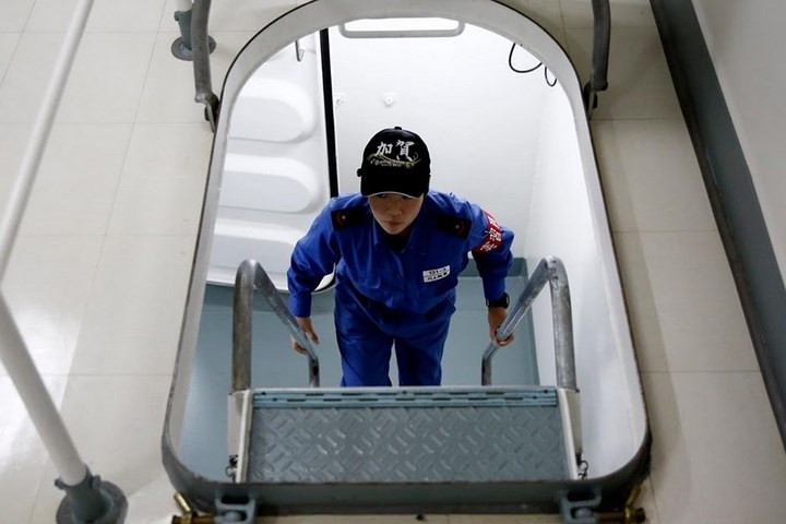 Một nữ thực tập sinh leo cầu thang lên vị trí một lớp học trên tàu Kaga. Sự hiện diện của phụ nữ trên tàu khiến cánh nam giới phải chú ý đến ngoại hình bản thân nhiều hơn. Họ cạo râu nhiều hơn và chịu khó là quần áo hơn.