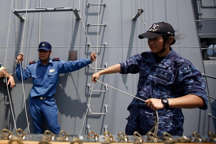 Nữ hoa tiêu (bên phải) đang chuẩn bị thực hành kéo cờ tín hiệu. Con tàu Kaga này được đưa vào biên chế hải quân Nhật vào năm 2017.