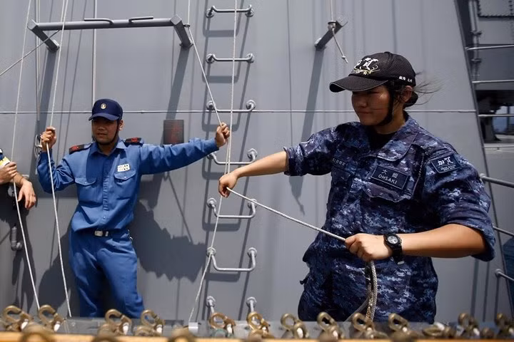 Nữ hoa tiêu (bên phải) đang chuẩn bị thực hành kéo cờ tín hiệu. Con tàu Kaga này được đưa vào biên chế hải quân Nhật vào năm 2017.