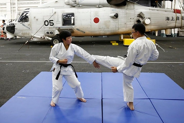 Nữ thủy thủ (trái) đang tập võ Karate với một đồng nghiệp nam trên chiến hạm Kaga. Phụ nữ trong lực lượng hải quân Nhật Bản rất đoàn kết, phấn đấu vì quyền bình đẳng giới.