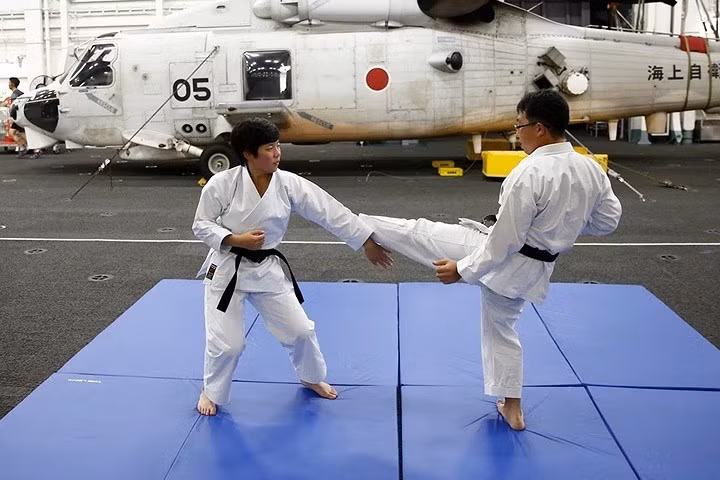 Nữ thủy thủ (trái) đang tập võ Karate với một đồng nghiệp nam trên chiến hạm Kaga. Phụ nữ trong lực lượng hải quân Nhật Bản rất đoàn kết, phấn đấu vì quyền bình đẳng giới.