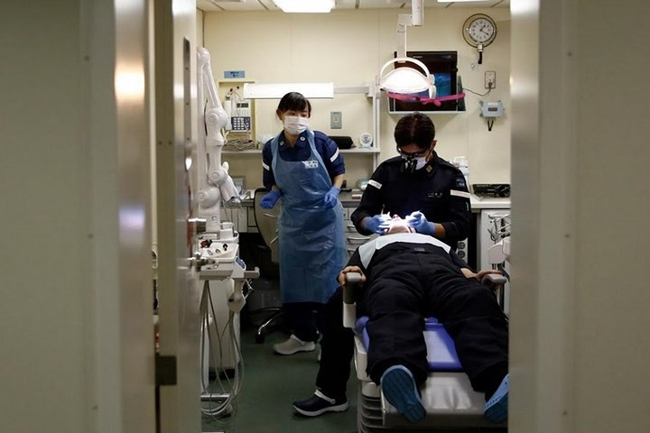 Nữ y tá hải quân Nhật Bản đang hỗ trợ cho bác sĩ nha khoa trên tàu chiến Kaga.