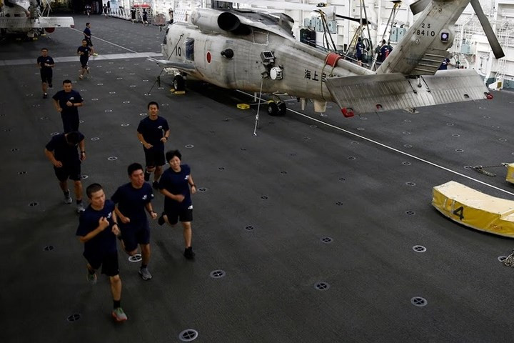 Nhật Bản sở hữu một trong các lực lượng hải quân lớn nhất thế giới. Trong ảnh là một nữ thực tập sinh đang chạy bộ bên trong nhà chứa máy bay của tàu Kaga.