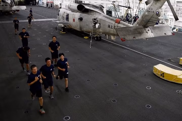 Nhật Bản sở hữu một trong các lực lượng hải quân lớn nhất thế giới. Trong ảnh là một nữ thực tập sinh đang chạy bộ bên trong nhà chứa máy bay của tàu Kaga.