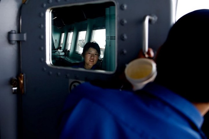 Nữ hoa tiêu Yuma Osaki nhìn qua ô trống trên cửa sắt của tàu Kaga. Trong hải quân Nhật, tỷ lệ nữ trên nam là chưa đến 1/10.