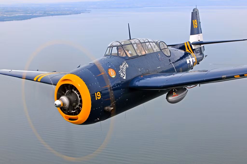 Đội hình oanh tạc cơ ngư lôi Grumman TBM của Mỹ. Ngoài thả ngư lôi, máy bay cũng thả được cả bom uy lực mạnh, phóng rocket gắn trên cánh và nã đạn vào các mục tiêu trên mặt đất.