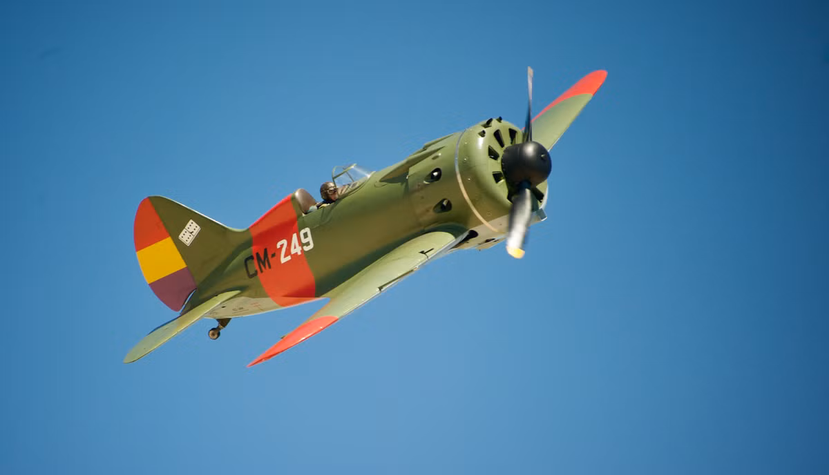 Máy bay tiêm kích “mũi hếch” Polikarpov I-16 của Liên Xô. Đối diện không quân Đức chiếm ưu thế lúc đầu, các phi công I-16 đã phải tận dụng khả năng cơ động của máy bay để đối chọi với các chiến đấu cơ Me-109 của phát xít Đức.
