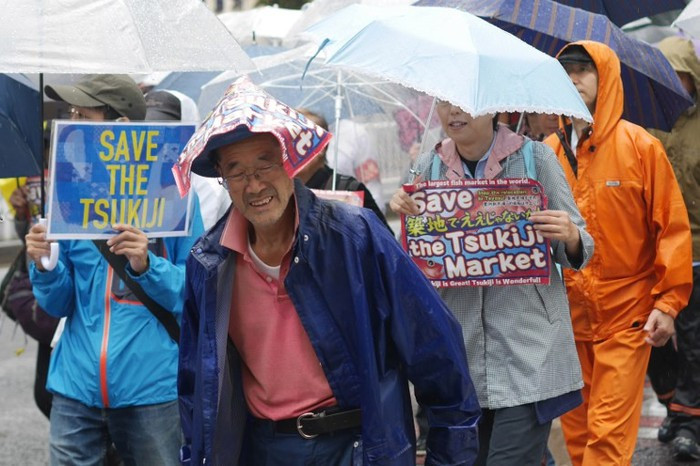 Cho tới ngày cuối cùng hoạt động của Tsukiji, nhiều người vẫn phản đối quyết định đóng cửa chợ cá 83 năm tuổi này của chính quyền thành phố Tokyo. Ảnh: AFP.