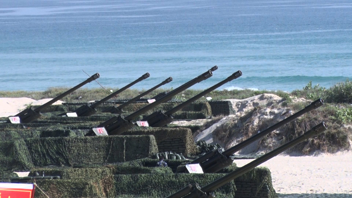 Tham gia bắn đạn thật có các tàu chiến đấu mặt nước; các loại pháo 76, 85, 130, 152; pháo tự hành Su 100; xe tăng PT-76; pháo phòng không 37 ly; súng máy phòng không 12 ly 7; hỏa lực bộ binh của Lữ đoàn 957; đội hình đổ bộ của Lữ đoàn Hải quân đánh bộ 101; 4 máy bay trực thăng K28 và DHC-6 của Lữ đoàn 954 cùng hàng trăm phương tiện bảo đảm của các đơn vị trong cụm lực lượng Hải quân 4. Hình ảnh: Đội hình pháo của Lữ đoàn 957 tại trận địa.