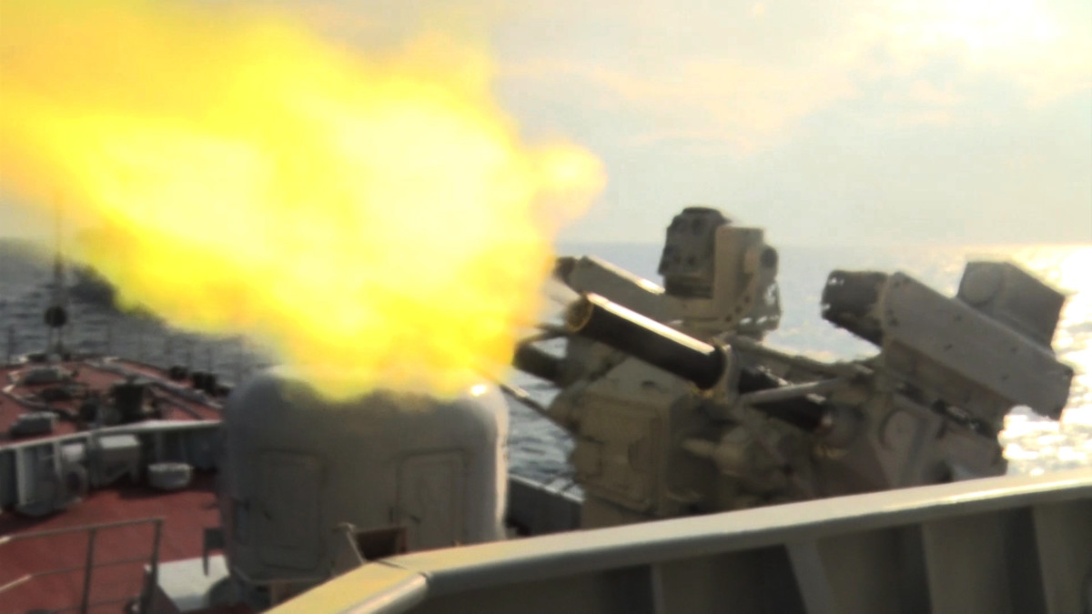 Sau 1 giờ thực binh, các loại hỏa lực đều bắn trúng các loại bia mục tiêu được xác định. Các đơn vị bảo đảm an toàn tuyệt đối về người và vũ khí trang bị. Khu vực thực binh bảo đảm an toàn. Hình ảnh: Hỏa lực của tàu chiến Lữ đoàn 162 tiêu diệt mục tiêu trên không