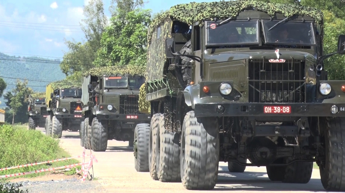 Xe kéo pháo hành quân ra trận địa