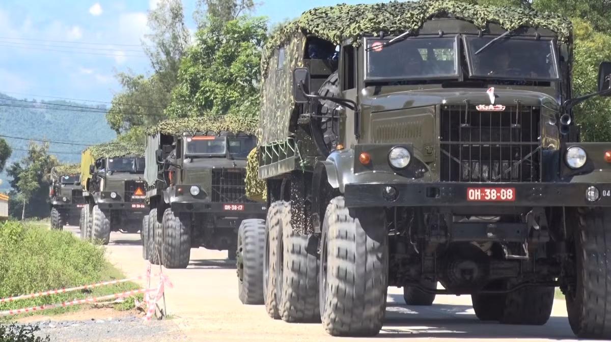 Xe kéo pháo hành quân ra trận địa