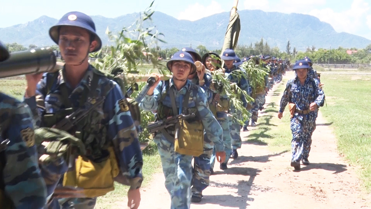 Cán bộ, chiến sĩ Lữ đoàn Hải quân đánh bộ 101 hành quân