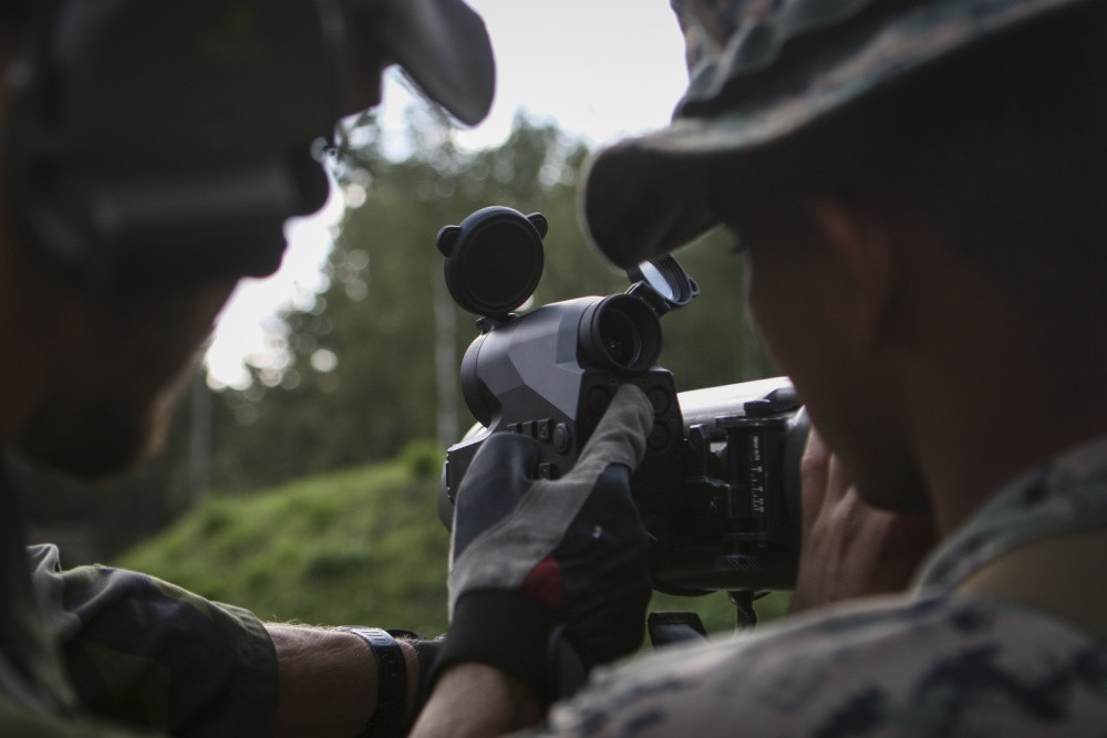 Để thu thập các số liệu thử nghiệm chính xác, Mỹ hiện đang yêu cầu binh sĩ ghi lại cụ thể và chính xác trong máy tính xách tay về số lần đã bắn Carl Gustaf và những bất trắc, cũng như ưu điểm của loại vũ khí này. Nguồn ảnh: dvidshub.net.