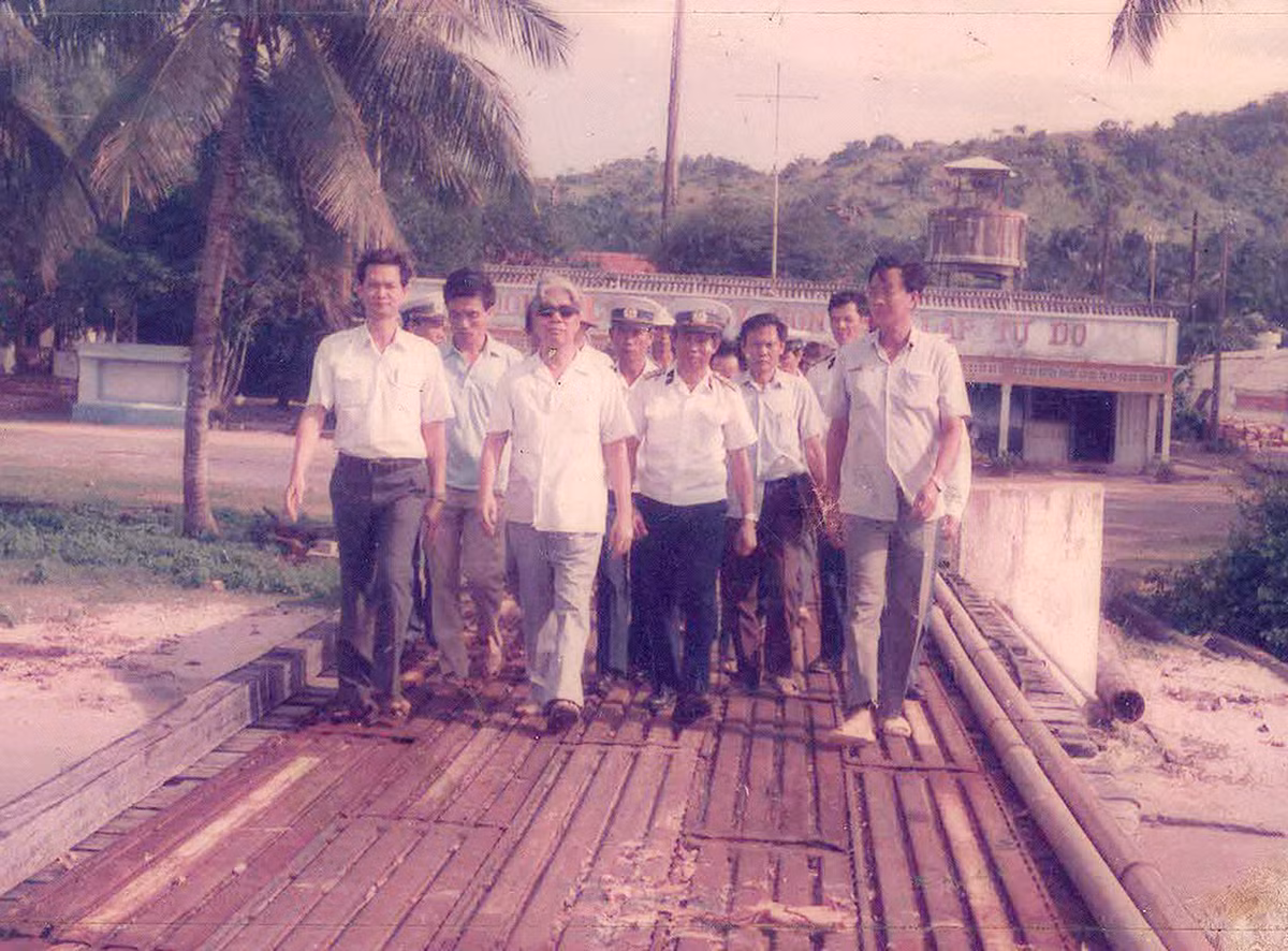 Tong Bi thu Do Muoi voi bo doi Hai quan