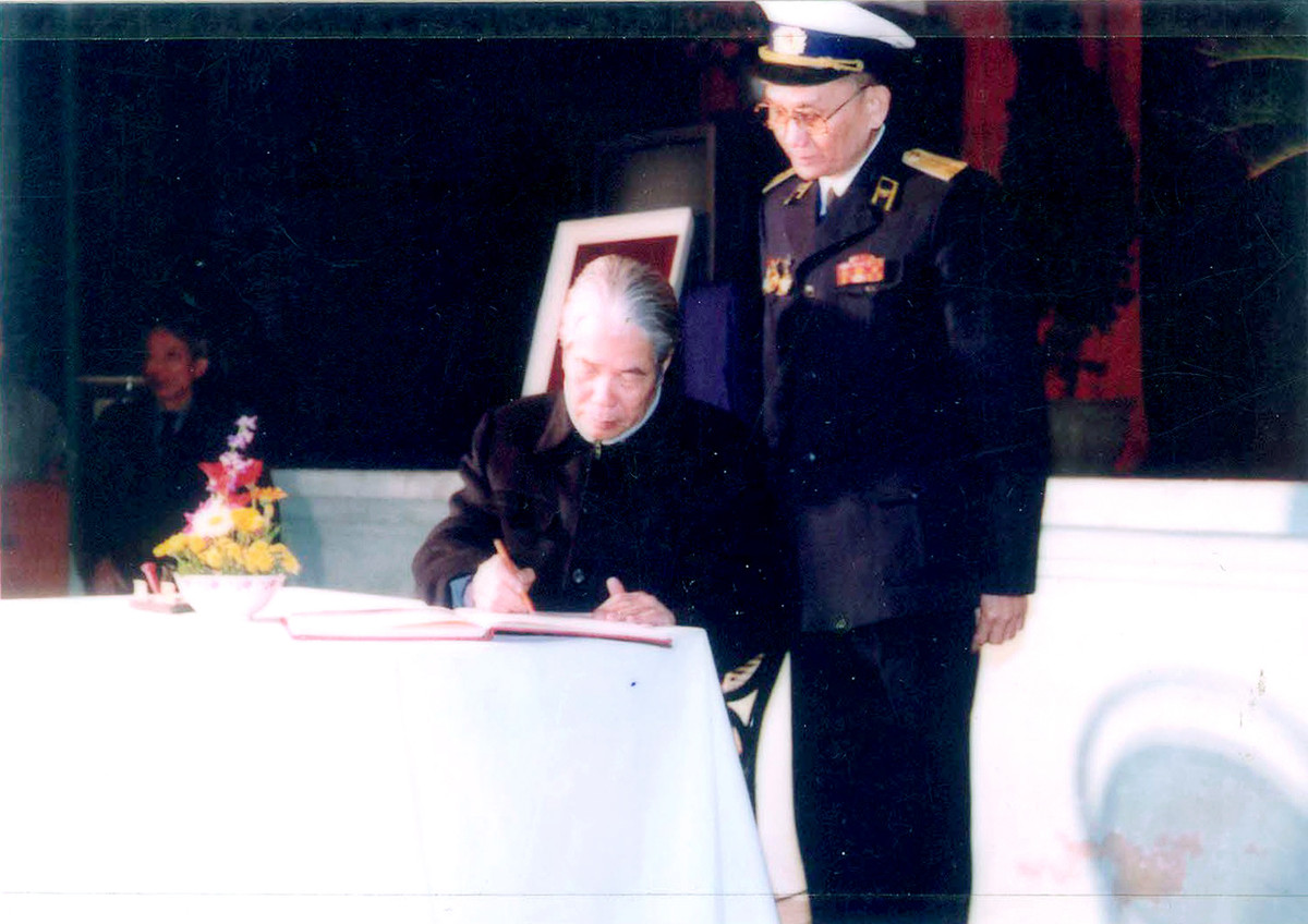 Tổng Bí thư Đỗ Mười ghi lưu niệm vào sổ Vàng truyền thống của Quân chủng Hải quân nhân dịp đồng chí đến thăm và chúc tết cán bộ, chiến sĩ ngày 19-1-1993