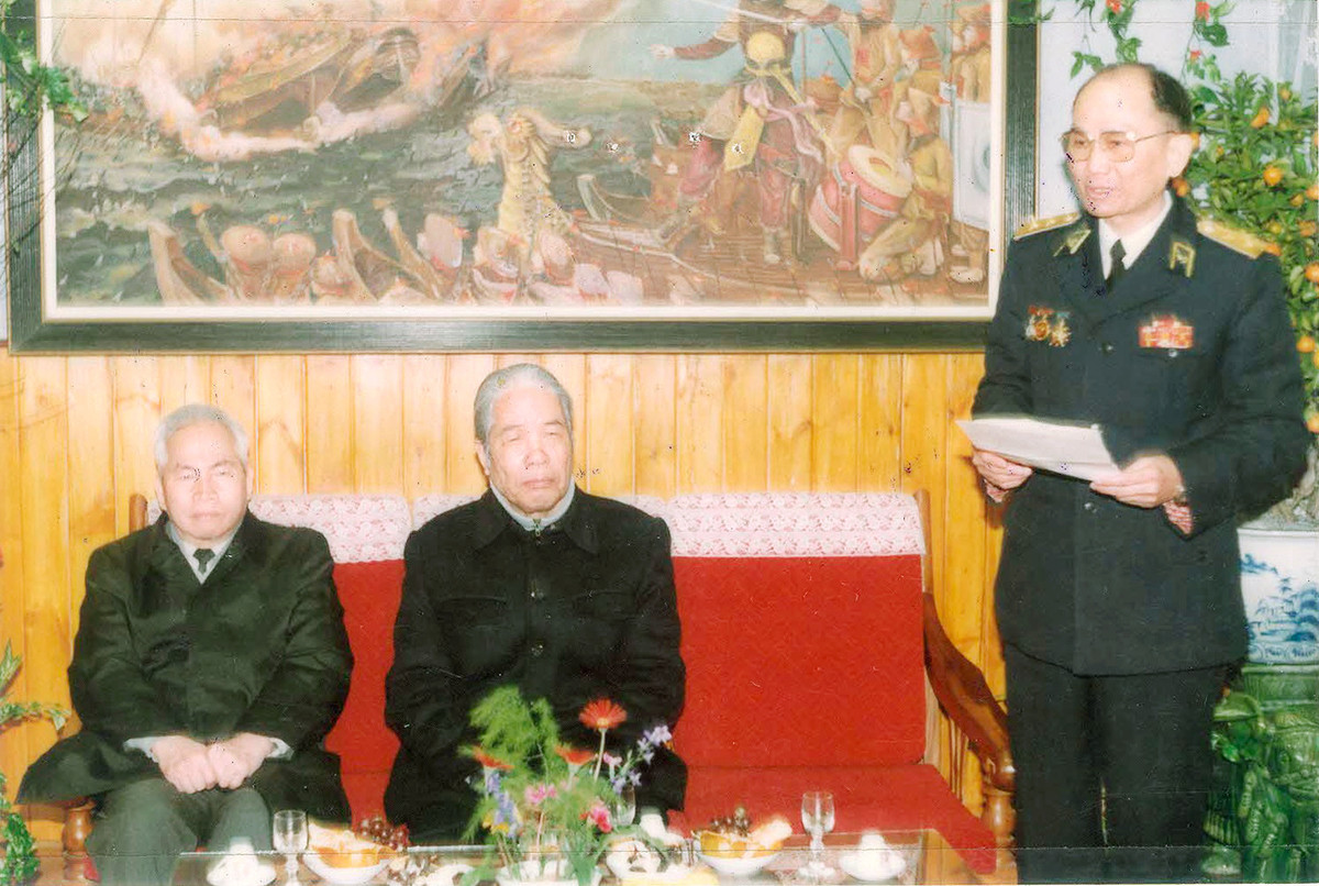 Phó Đô đốc Lê Văn Xuân, Phó Tư lệnh Chính trị Quân chủng Hải quân báo cáo tóm tắt việc thực hiện nhiệm vụ với đồng chí Đỗ Mười, Tổng Bí thư Ban chấp hành Trung ương Đảng và đồng chí Đào Duy Tùng Bí thư Ban chấp hành Trung ương Đảng, năm 1992