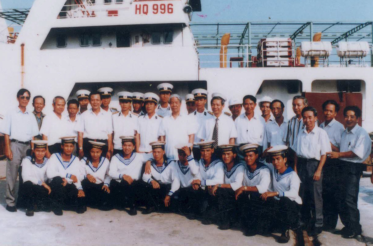 ình ảnh của người cùng những tình cảm, những lời huấn thị, động viên mãi mãi được khắc ghi trong tâm khảm cán bộ, chiến sĩ Hải quân nhân dân Việt Nam. Báo Hải quân Việt Nam xin trân trọng giời thiệu một số hình ảnh Nguyên Tổng Bí thư Đỗ Mười với cán bộ, chiến sĩ Hải quân. Hình ảnh: Tổng Bí thư Đỗ Mười thăm Tàu HQ 996, Hải đội 411, Vùng 4 Hải quân tại Hải Phòng năm 1991