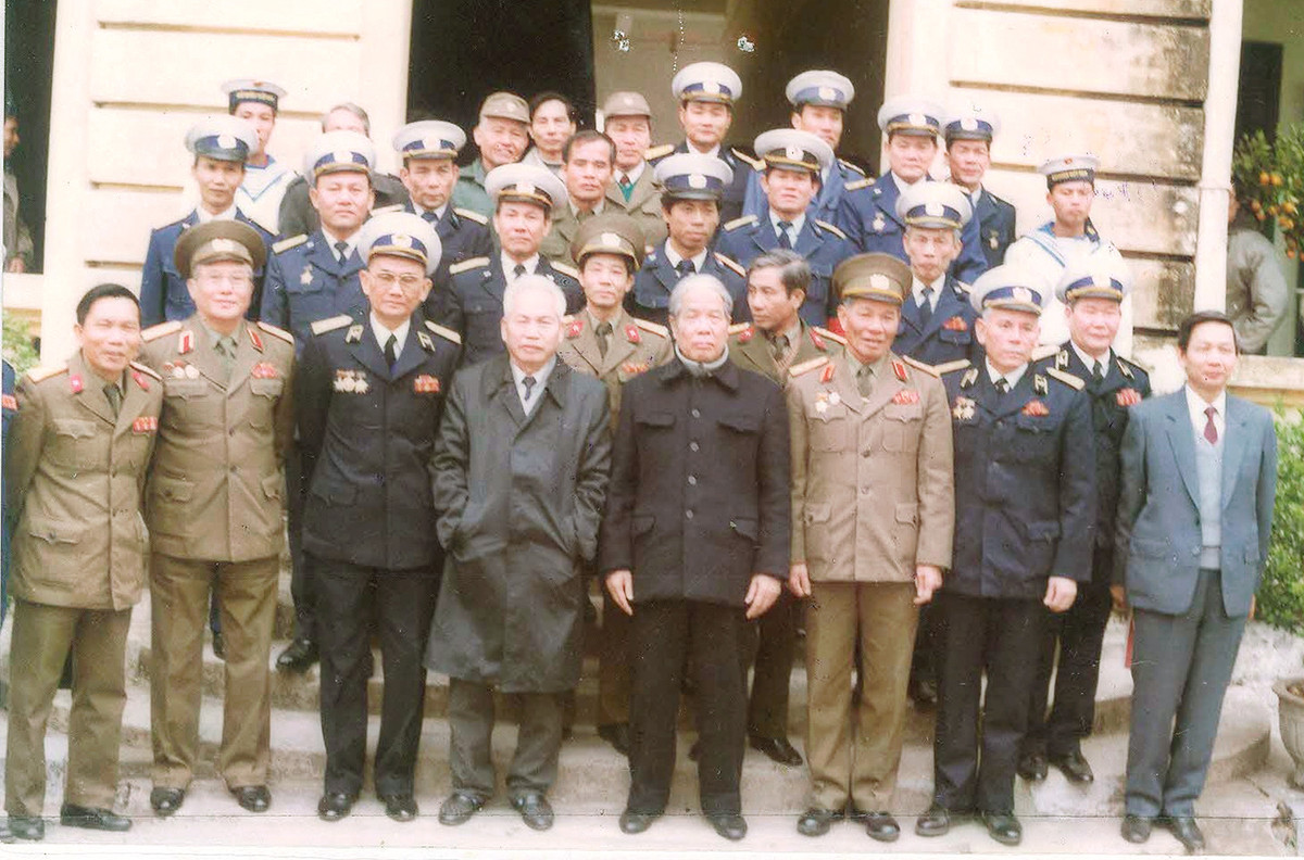 Đồng chí Đỗ Mười, Tổng Bí thư Ban chấp hành Trung ương Đảng và đồng chí Đào Duy Tùng Bí thư Ban chấp hành Trung ương Đảng chụp ảnh lưu niệm cùng cán bộ, chiến sĩ Hải quân ngày 19-1-1993