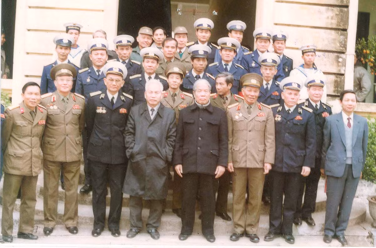 Đồng chí Đỗ Mười, Tổng Bí thư Ban chấp hành Trung ương Đảng và đồng chí Đào Duy Tùng Bí thư Ban chấp hành Trung ương Đảng chụp ảnh lưu niệm cùng cán bộ, chiến sĩ Hải quân ngày 19-1-1993