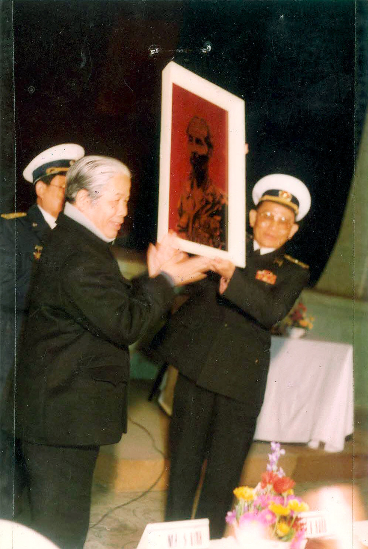 Tổng Bí thư Đỗ Mười tặng quà cho Bộ Tư lệnh Hải quân nhân dịp đồng chí đến thăm và chúc tết