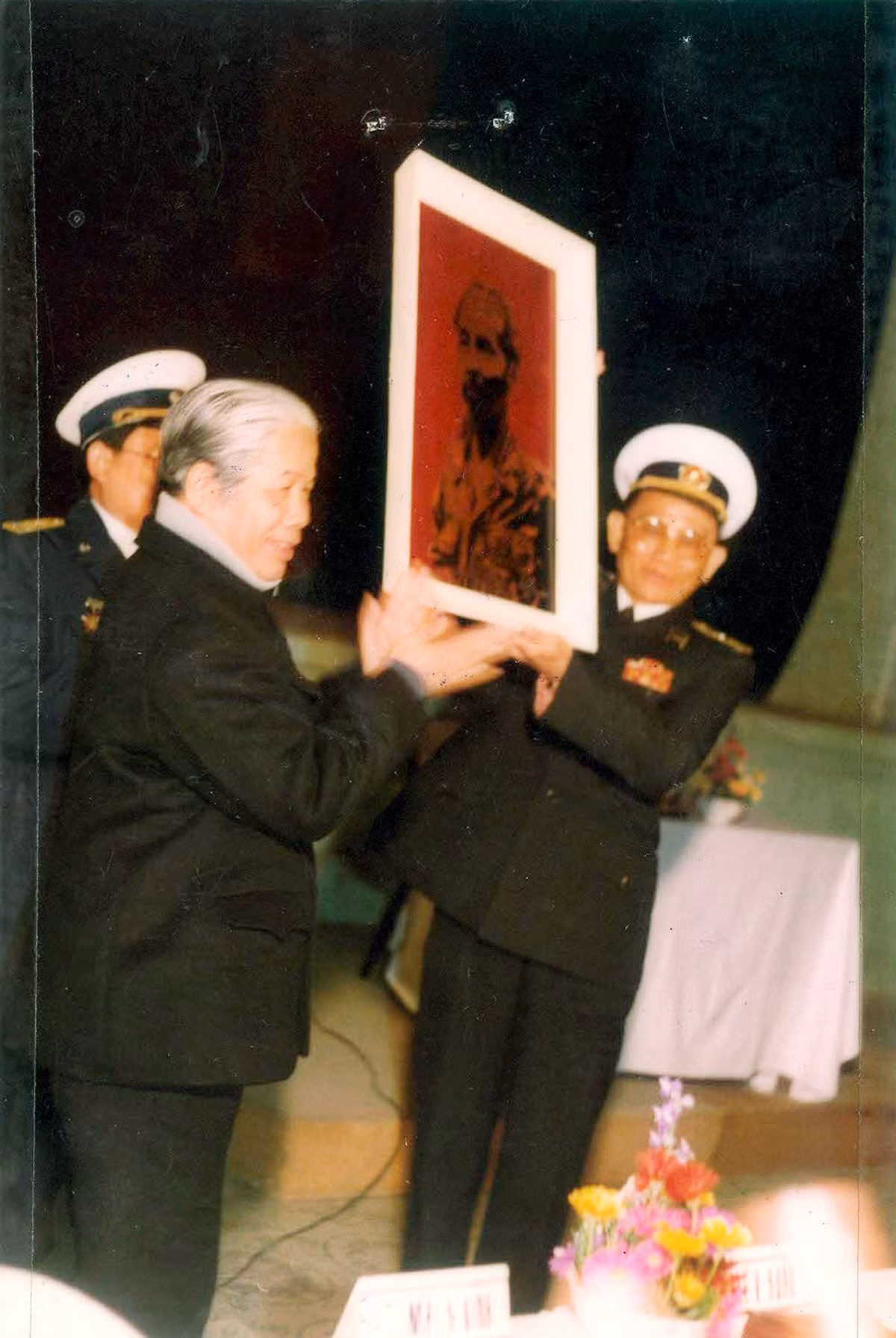 Tổng Bí thư Đỗ Mười tặng quà cho Bộ Tư lệnh Hải quân nhân dịp đồng chí đến thăm và chúc tết