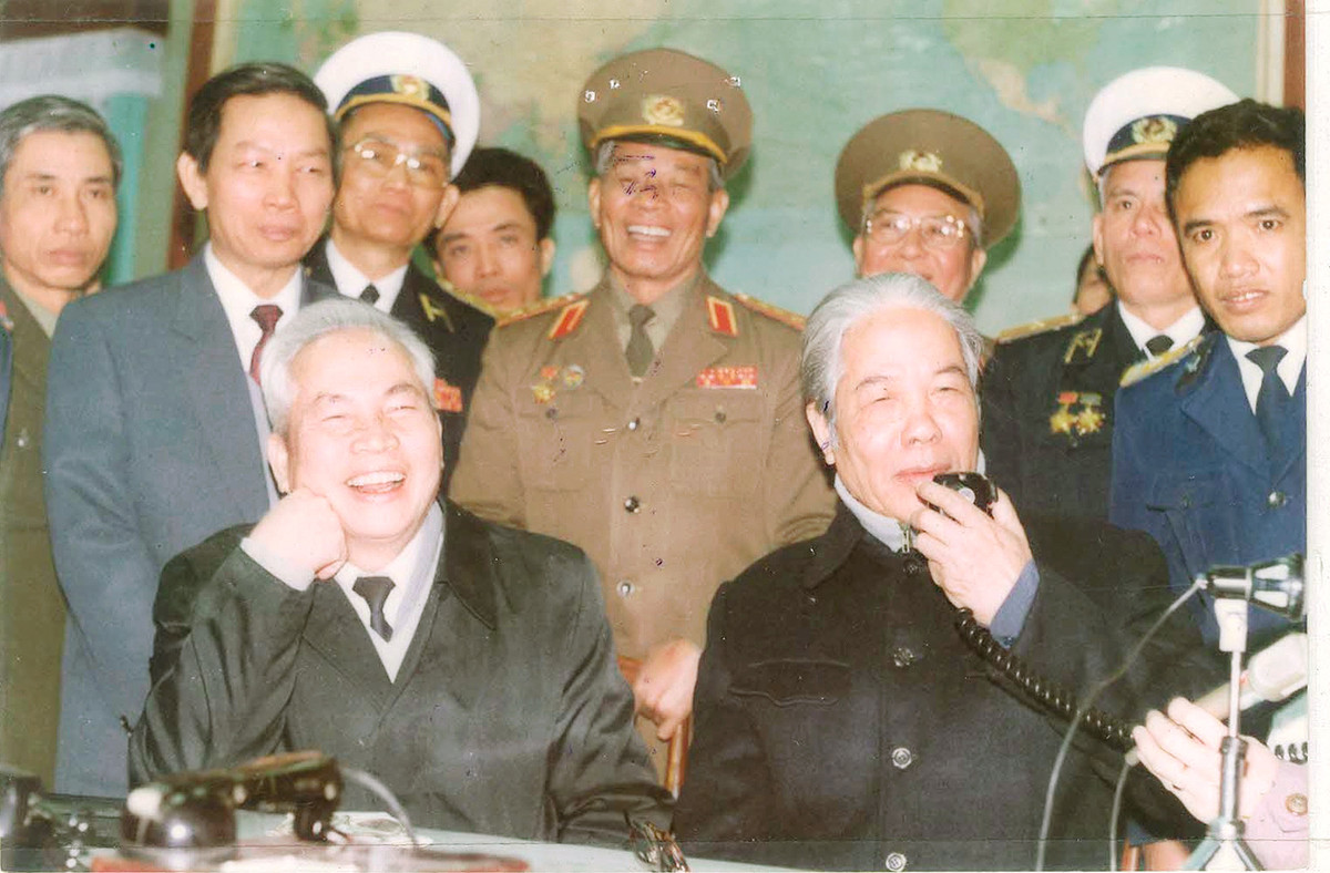 Đồng chí Đỗ Mười và đồng chí Đào Duy Tùng chúc tết cán bộ, chiến sĩ trên quần đảo Trường Sa qua vô tuyến điện tại Sở chỉ huy Bộ Tư lệnh Hải quân ngày 19-1-1993